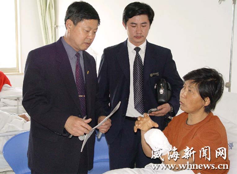 亲临医院鉴定被歹徒打伤